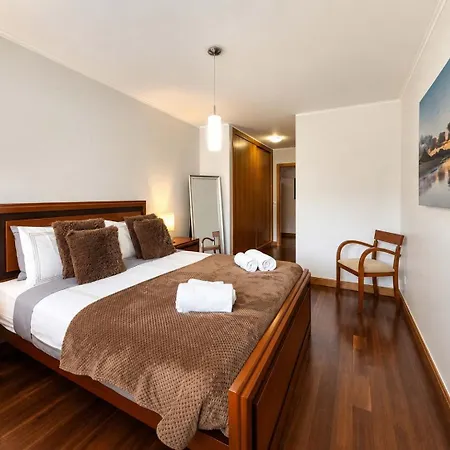 Hillside Elegance Apartamento *